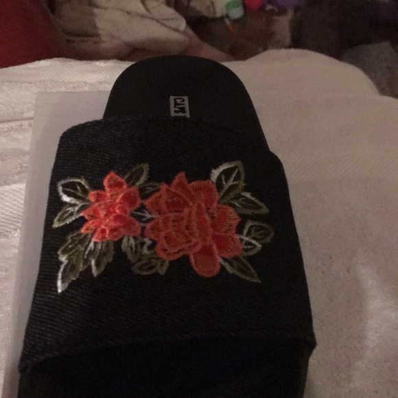 🌵🌹 gorgeous slides NWT w/ Rose on shoes Red - Picture 3 of 5